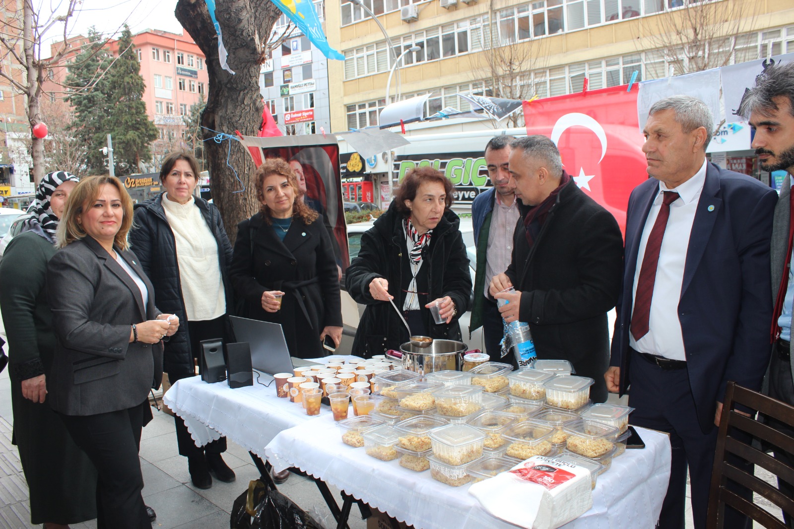 Ä°YÄ° PARTÄ°, Ã‡ANAKKALE ÅžEHÄ°TLERÄ°NÄ°N RUHU Ä°Ã‡Ä°N HOÅžAF VE PÄ°LAV DAÄžITTI